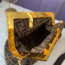 Fendi 中号 Sunshine 购物袋，采用 ROMA 徽标小牛皮，金色