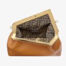 Fendi 中号 First 包，采用纳帕皮革，棕色