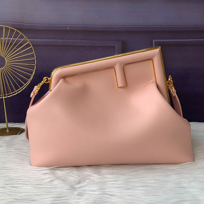 Fendi 中号 First 包，采用纳帕皮革，粉色