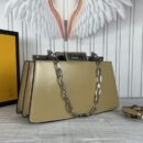 Fendi Mini Baguette 包，采用 FF 图案纳帕皮革，棕色