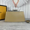 Fendi Mini Baguette 包，采用 FF 图案纳帕皮革，棕色