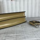 Fendi Mini Baguette 包，采用 FF 图案纳帕皮革，棕色