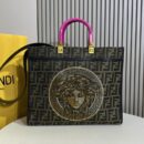 Fendi Mini Mon Tresor 水桶包，采用 ROMA 徽标樱桃色小牛皮