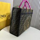 Fendi Mini Mon Tresor 水桶包，采用 ROMA 徽标樱桃色小牛皮