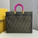 Fendi Mini Mon Tresor 水桶包，采用 ROMA 徽标樱桃色小牛皮