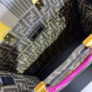Fendi Mini Mon Tresor 水桶包，采用 ROMA 徽标樱桃色小牛皮