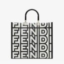 Fendi Nano F 小牛皮包，白色