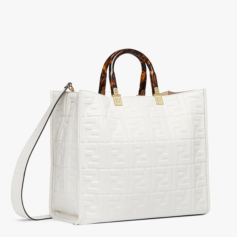 Fendi Mini Mon Tresor 水桶包，采用 ROMA 徽标小牛皮，金色
