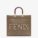 Fendi 迷你 Peekaboo Iconic 包，采用缝线小牛皮，白色
