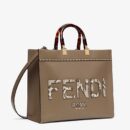 Fendi 迷你 Peekaboo Iconic 包，采用缝线小牛皮，白色