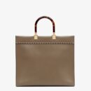 Fendi 迷你 Peekaboo Iconic 包，采用缝线小牛皮，白色