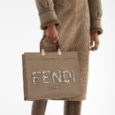 Fendi 迷你 Peekaboo Iconic 包，采用缝线小牛皮，白色