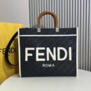 Fendi 紧凑型相机包，采用 ROMA 徽标小牛皮，黑色