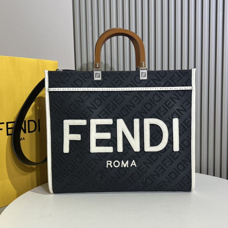 Fendi 紧凑型相机包，采用 ROMA 徽标小牛皮，黑色