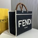 Fendi 紧凑型相机包，采用 ROMA 徽标小牛皮，黑色