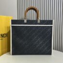 Fendi 紧凑型相机包，采用 ROMA 徽标小牛皮，黑色