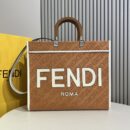 Fendi Mini Sunshine 购物袋，采用 ROMA 徽标小牛皮，黑色