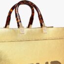 Fendi 中号 Sunshine 购物袋，采用 ROMA 徽标小牛皮，金色