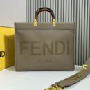 Fendi 中号 Sunshine 购物袋 ROMA 标志小牛皮卡其色