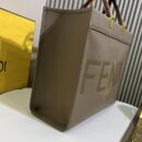Fendi 中号 Sunshine 购物袋 ROMA 标志小牛皮卡其色