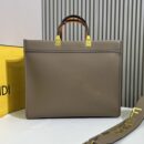 Fendi 中号 Sunshine 购物袋 ROMA 标志小牛皮卡其色