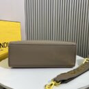 Fendi 中号 Sunshine 购物袋 ROMA 标志小牛皮卡其色