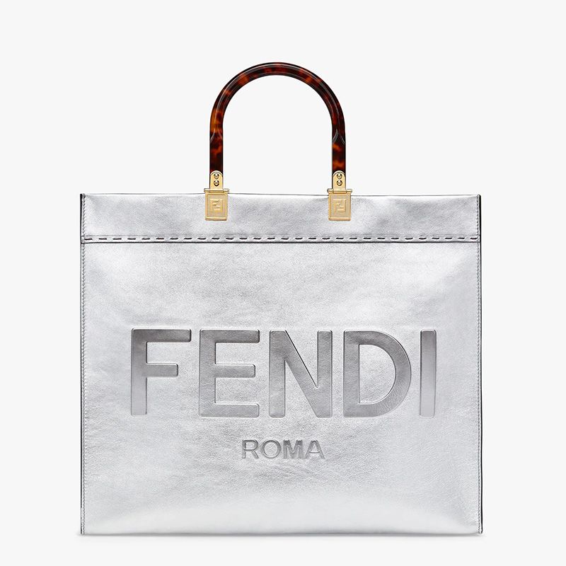 Fendi 中号 Sunshine 购物袋，采用 ROMA 徽标小牛皮，银色