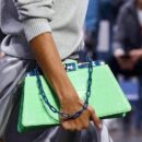 Fendi 大号 Sunshine 购物袋，采用 ROMA 徽标小牛皮，绿色