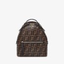 Fendi 小号 Way 包，采用小牛皮，棕色