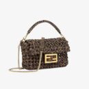 Fendi 中号法棍斜挎包 Cuoio Romano 皮革 灰色