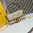 Fendi 中号 First 包，采用纳帕皮革，粉色