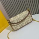 Fendi 中号 First 包，采用纳帕皮革，粉色