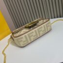 Fendi 中号 First 包，采用纳帕皮革，粉色