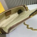 Fendi 中号 First 包，采用纳帕皮革，粉色