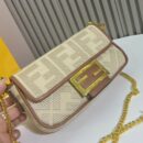 Fendi 中号 First 包，采用纳帕皮革，粉色