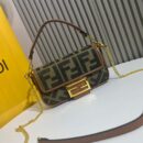 Fendi 小号 First 包，采用纳帕皮革，金色