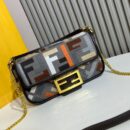 Fendi 中号 First 包，采用纳帕皮革，金色