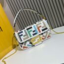 Fendi 中号法棍包，采用缝线皮革，白色
