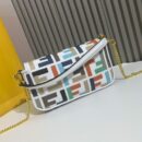 Fendi 中号法棍包，采用缝线皮革，白色