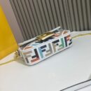 Fendi 中号法棍包，采用缝线皮革，白色