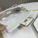 Fendi 中号法棍包，采用缝线皮革，白色