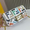 Fendi 中号法棍包，采用缝线皮革，白色
