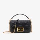 Fendi 迷你法棍包，采用 FF 图案纳帕皮革，黑色