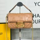 Fendi Mini Baguette 包，采用 FF 图案纳帕皮革，棕色