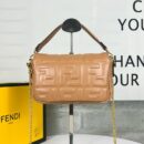 Fendi Mini Baguette 包，采用 FF 图案纳帕皮革，棕色