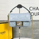 Fendi Mini Baguette 包，采用 FF 图案纳帕皮革，天蓝色