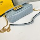 Fendi Mini Baguette 包，采用 FF 图案纳帕皮革，天蓝色