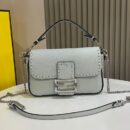 Fendi 中号法棍复刻包，鳄鱼皮，杏色