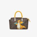 Fendi 中号 By The Way Boston 包，采用 ROMA 徽标小牛皮，黑色