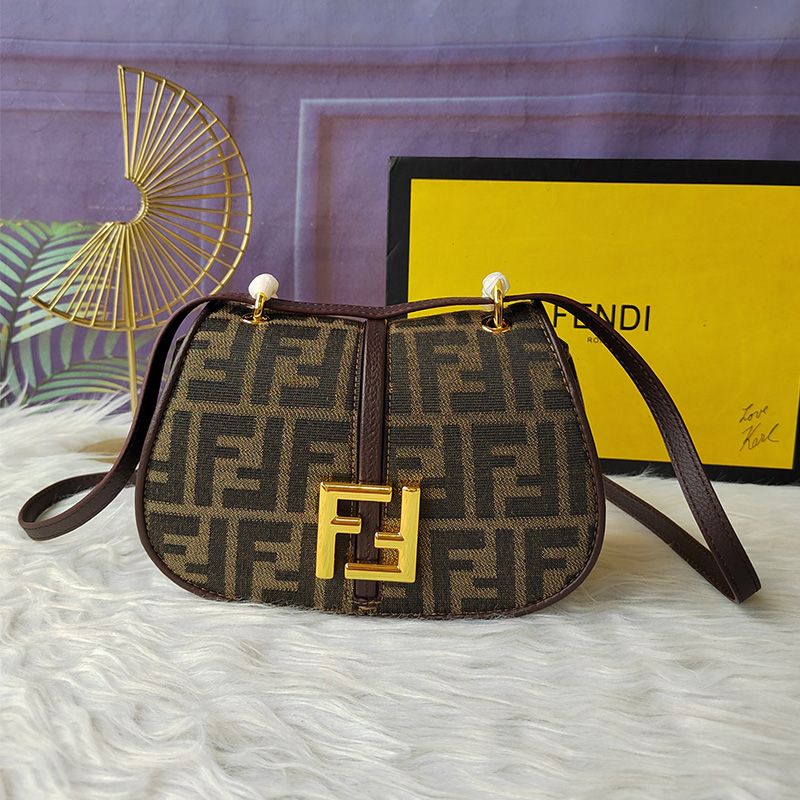 Fendi 中号 First 包，采用纳帕皮革，米色